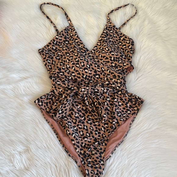 Aerie one piece L - Picture 2 of 5